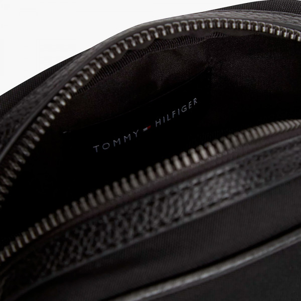 reporter-bag-with-mixed-textures-and-logo