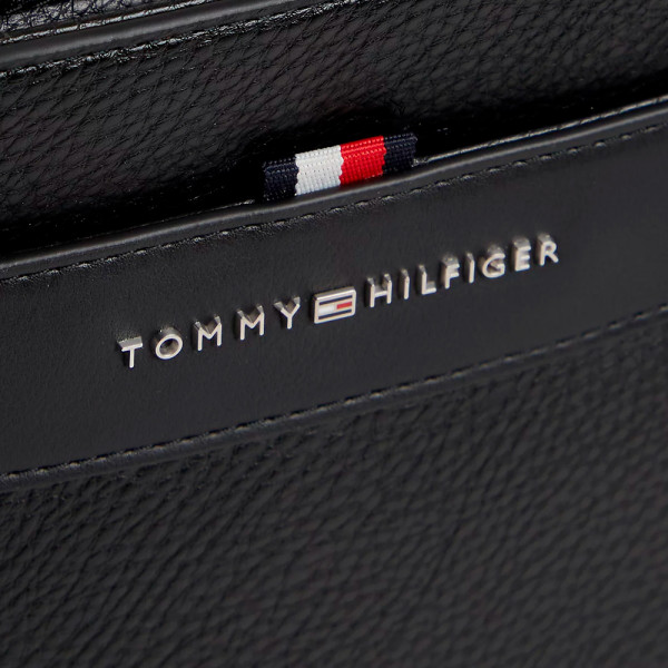 bolso-mensajero-texturizado-con-logo-metalico