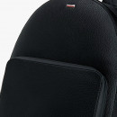 rucksack-mit-abzeichen-und-markantem-band