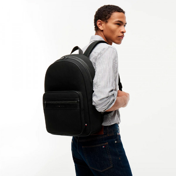 rucksack-mit-doppelreissverschluss-und-logo