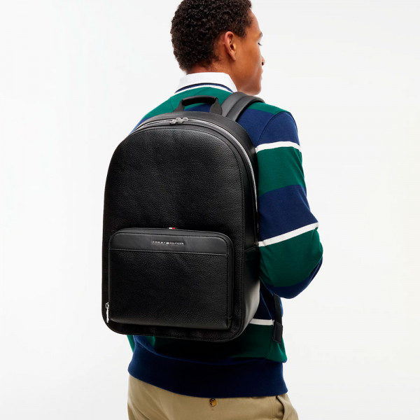 mochila-com-logotipo-metalico