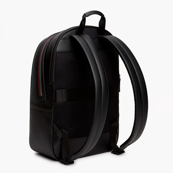 mochila-com-logotipo-metalico