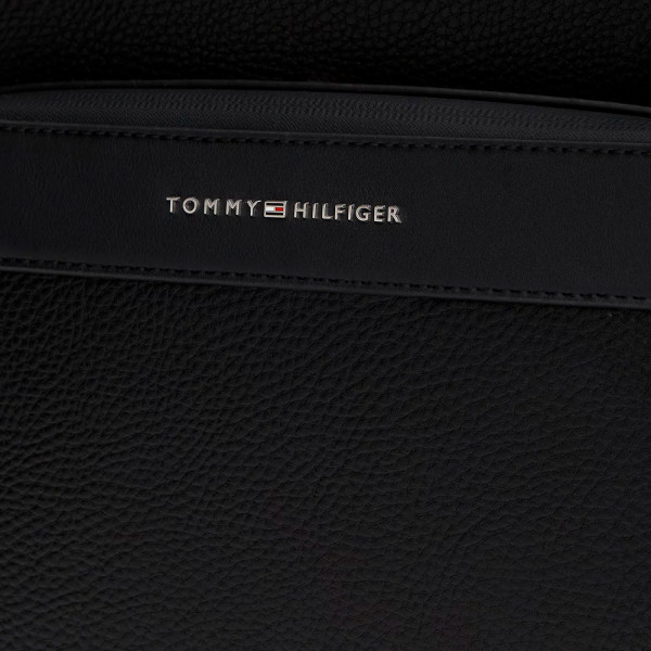 sac-a-dos-avec-logo-metallique
