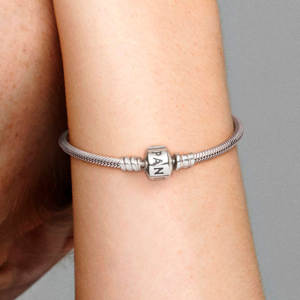 bracciale-pandora-moments-a-catena-a-serpente-con-chiusura-a-barilotto-594593c00