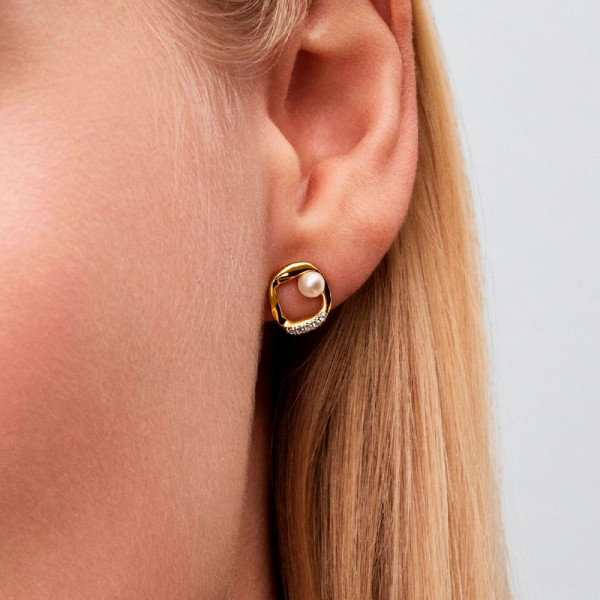 organic-shaped-circle-stud-earrings-in-pave-and-freshwater-cultured-pearl-264662c01