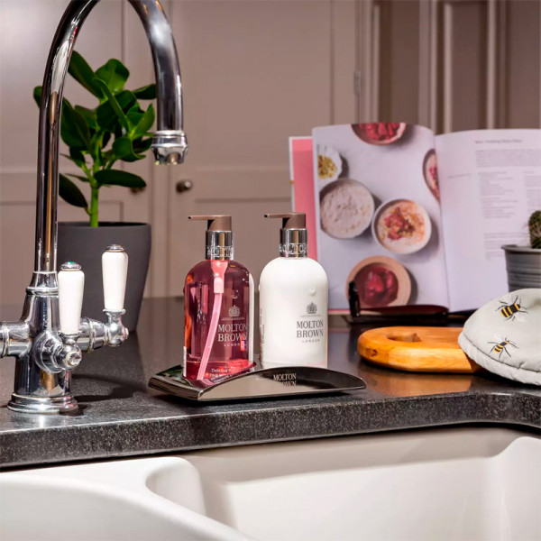 Läcker handlotion med rabarber och ros