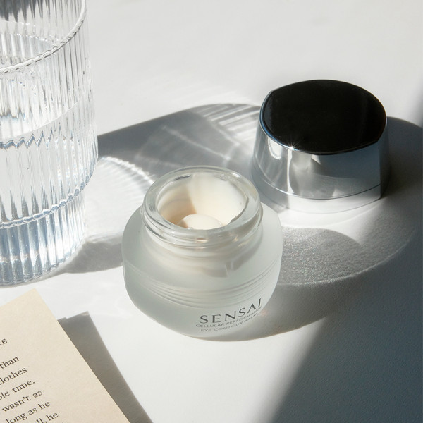 Baume contour des yeux Cellular Performance de Kanebo
Baume contour des yeux