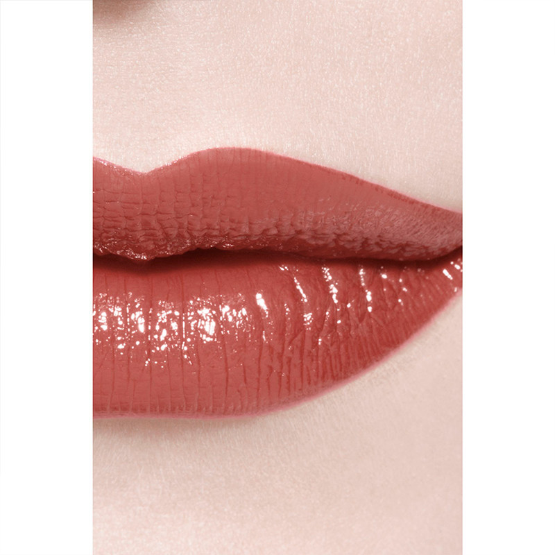 The Long-Lasting Moisturizing and Plumping Lipstick. Intense Color and Shine.