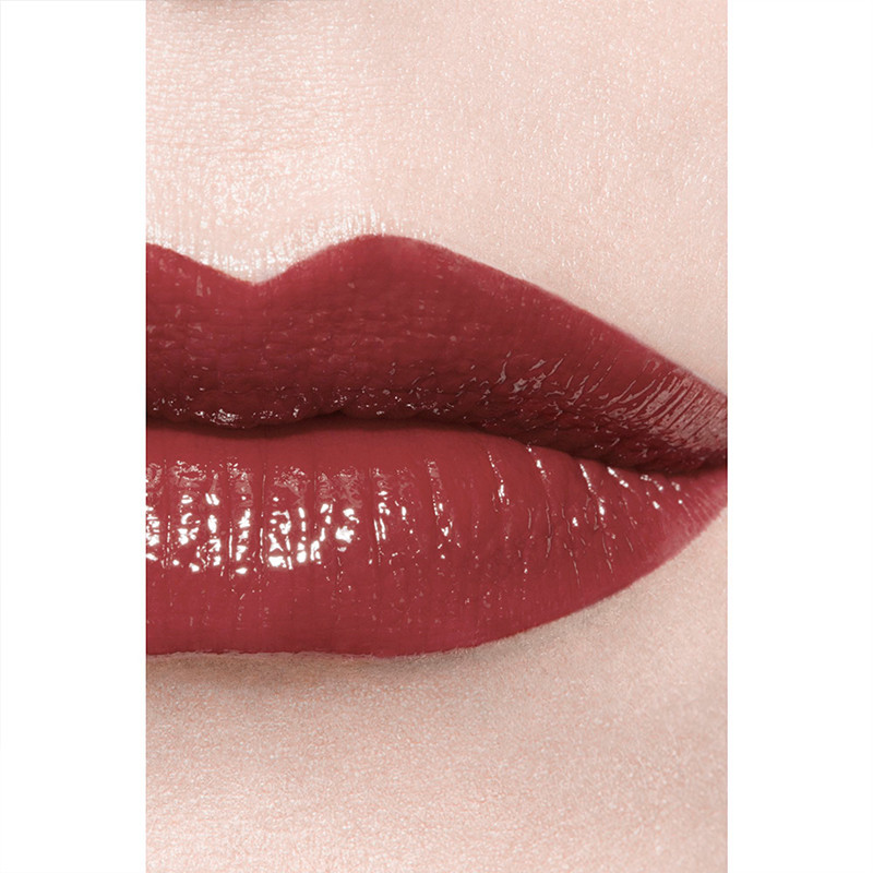 The Long-Lasting Moisturizing and Plumping Lipstick. Intense Color and Shine.