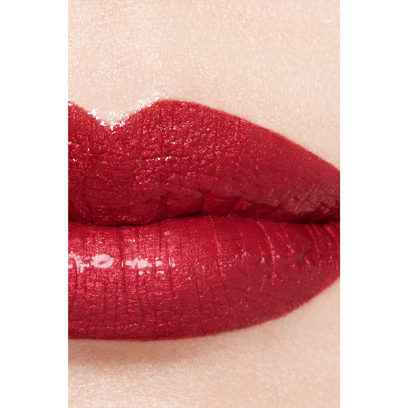 The Long-Lasting Moisturizing and Plumping Lipstick. Intense Color and Shine.