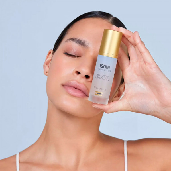 hyaluronic-concentrate-ultrahydraterend-lichtgewicht-serum-met-hyaluronzuur-dat-de-huid-verheldert