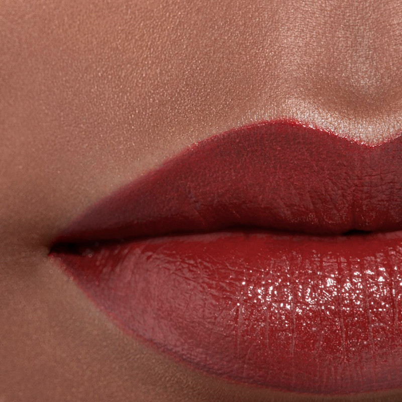 il-rossetto-ad-alta-intensita-luce-e-trattamento-concentrati-ricaricabile-rouge-allure-lextrait