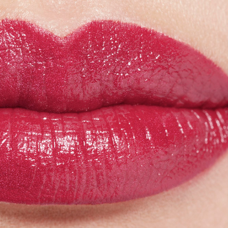 der-hochintensive-lippenstift-konzentriertes-licht-und-behandlung-wiederaufladbar-rouge-allure-lextrait