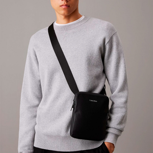 must-flatpack-shoulder-bag