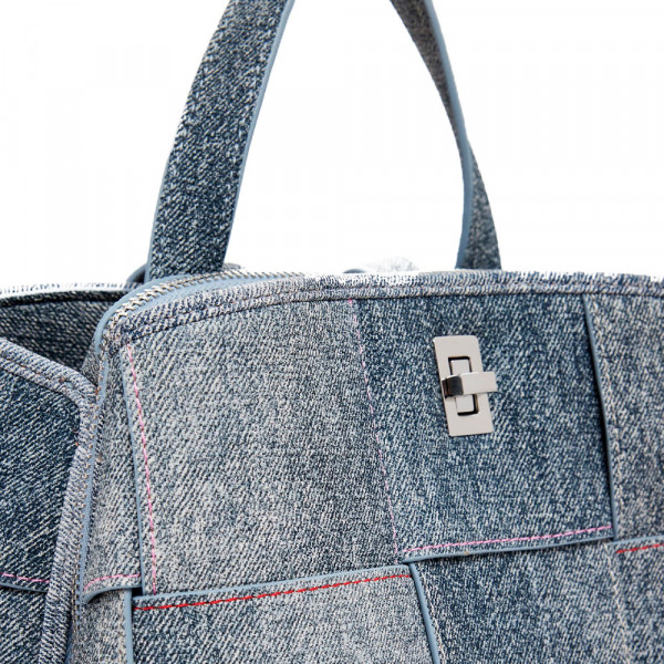 mittelgrosser-geflochtener-rucksack-in-denim-optik