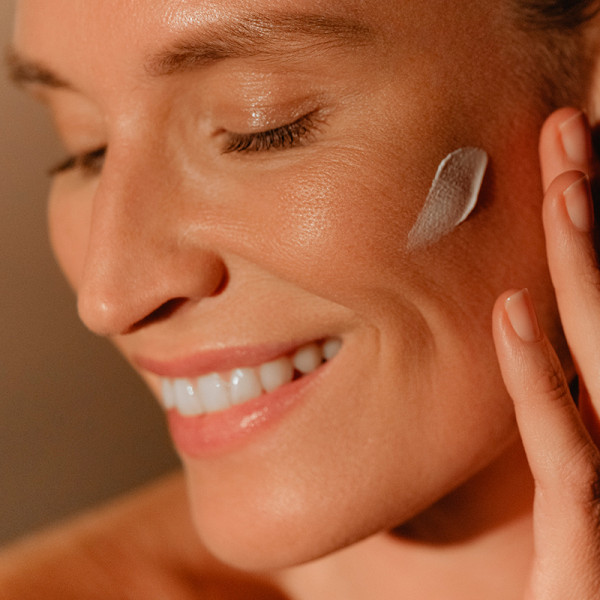 sunleya-soin-solaire-anti-age-spf30-visiera-protettiva