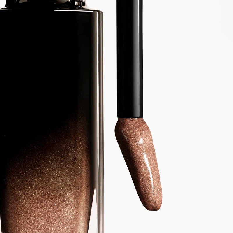 la-barra-de-labios-liquida-brillante-y-de-larga-duracion