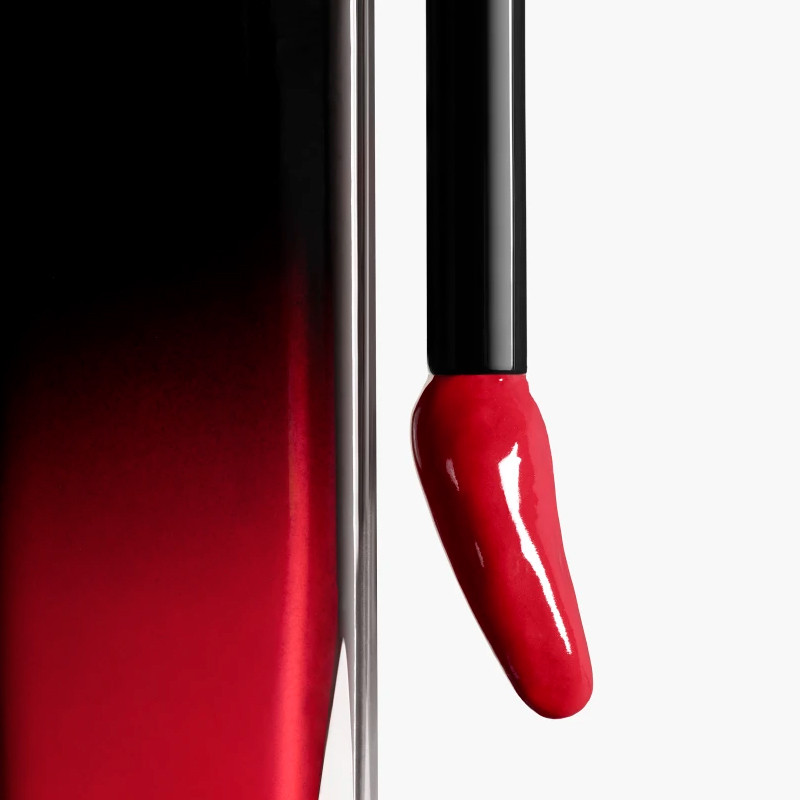 il-rossetto-liquido-brillante-e-a-lunga-durata
