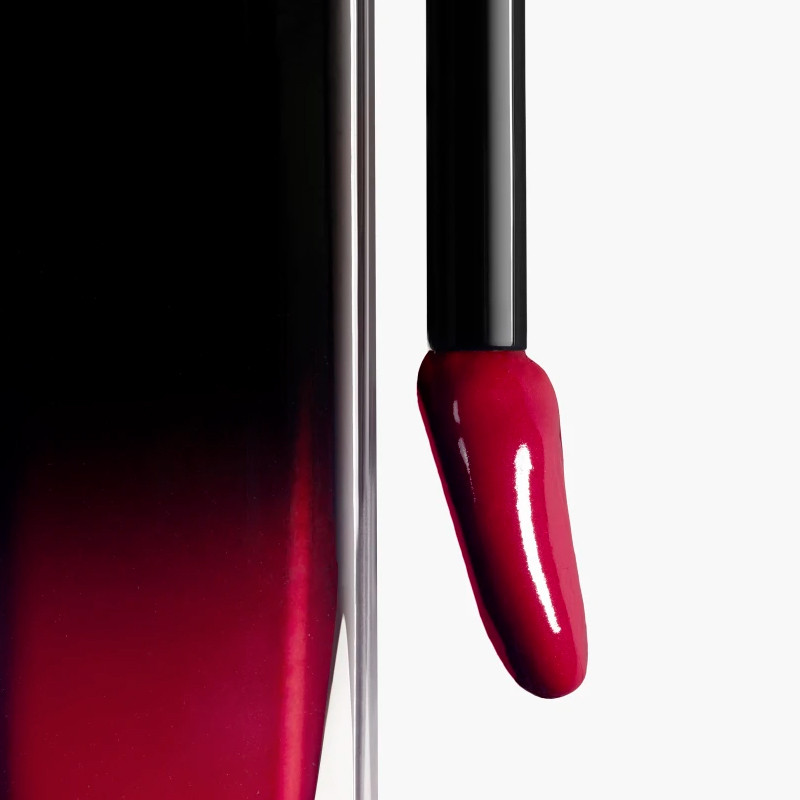 la-barra-de-labios-liquida-brillante-y-de-larga-duracion