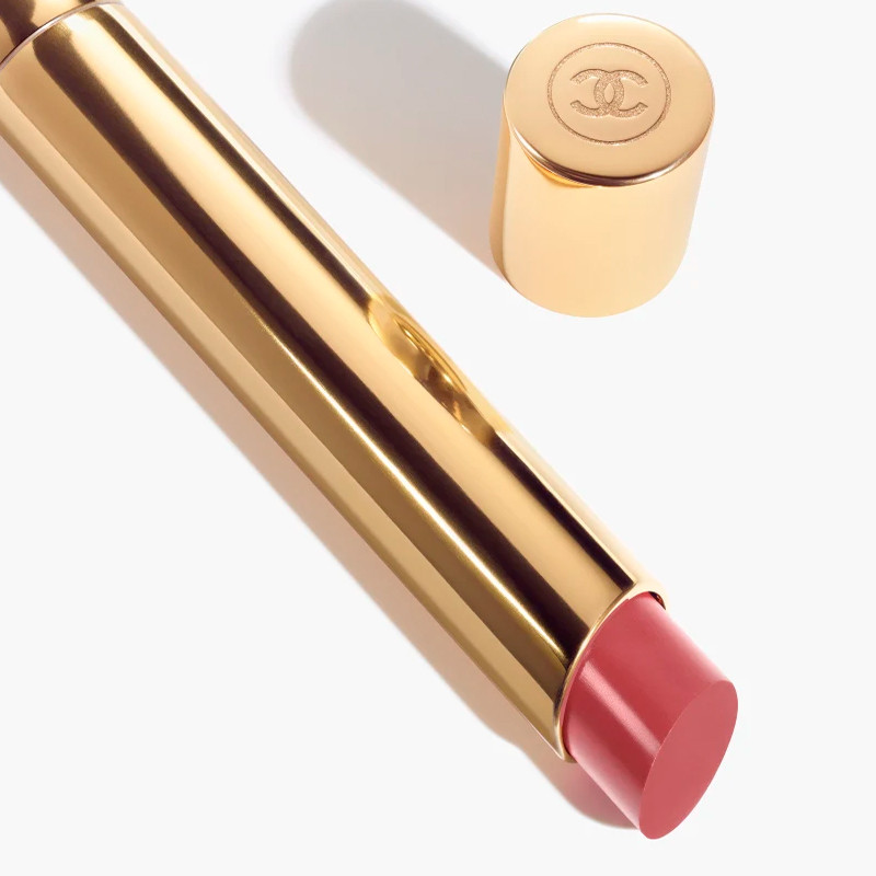 il-rossetto-ad-alta-intensita-concentrato-di-luce-e-trattamento-ricarica