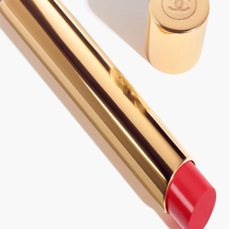 il-rossetto-ad-alta-intensita-concentrato-di-luce-e-trattamento-ricarica