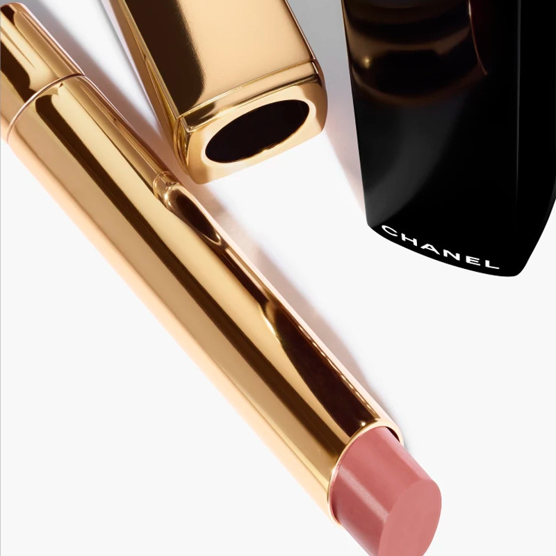 il-rossetto-ad-alta-intensita-concentrato-di-luce-e-trattamento-ricaricabile