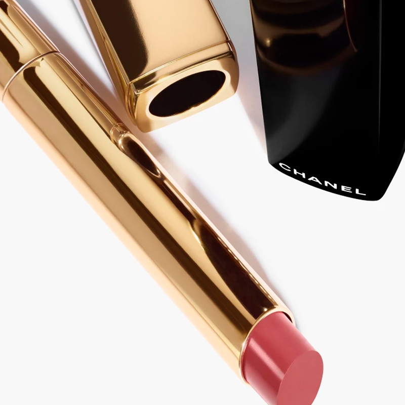 der-hochintensive-lippenstift-licht-und-pflegekonzentrat-wiederaufladbar