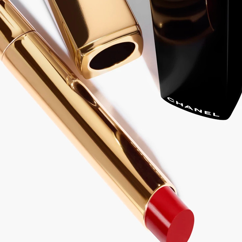 il-rossetto-ad-alta-intensita-concentrato-di-luce-e-trattamento-ricaricabile