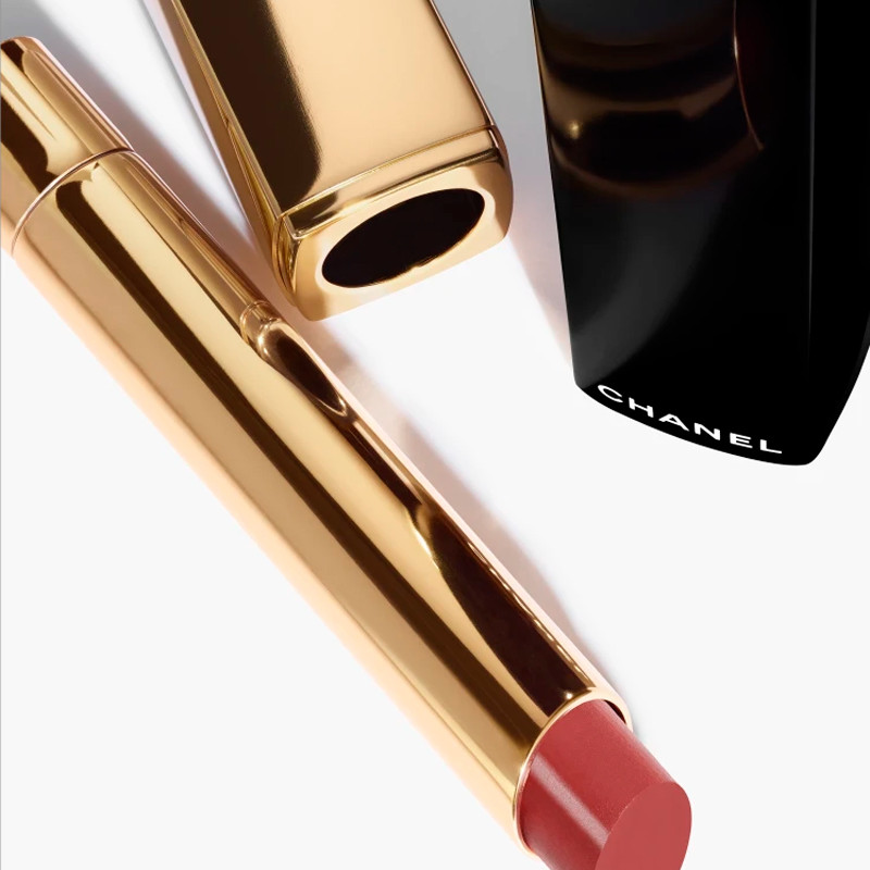 le-rouge-a-levres-haute-intensite-concentre-lumiere-et-traitement-rechargeable