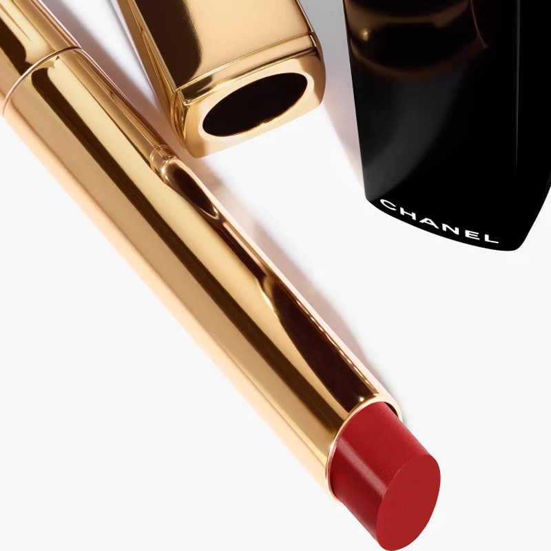 der-hochintensive-lippenstift-licht-und-pflegekonzentrat-wiederaufladbar