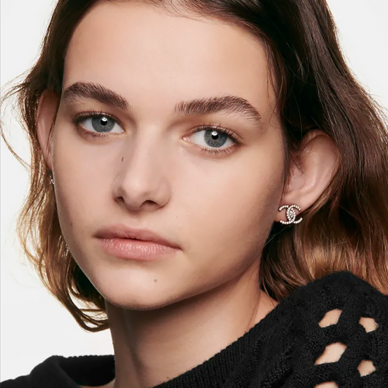 eau-de-maquillage-fraiche-aux-microbulles-de-pigments-effet-peau-nue-effet-visage-naturel-et-lumineux