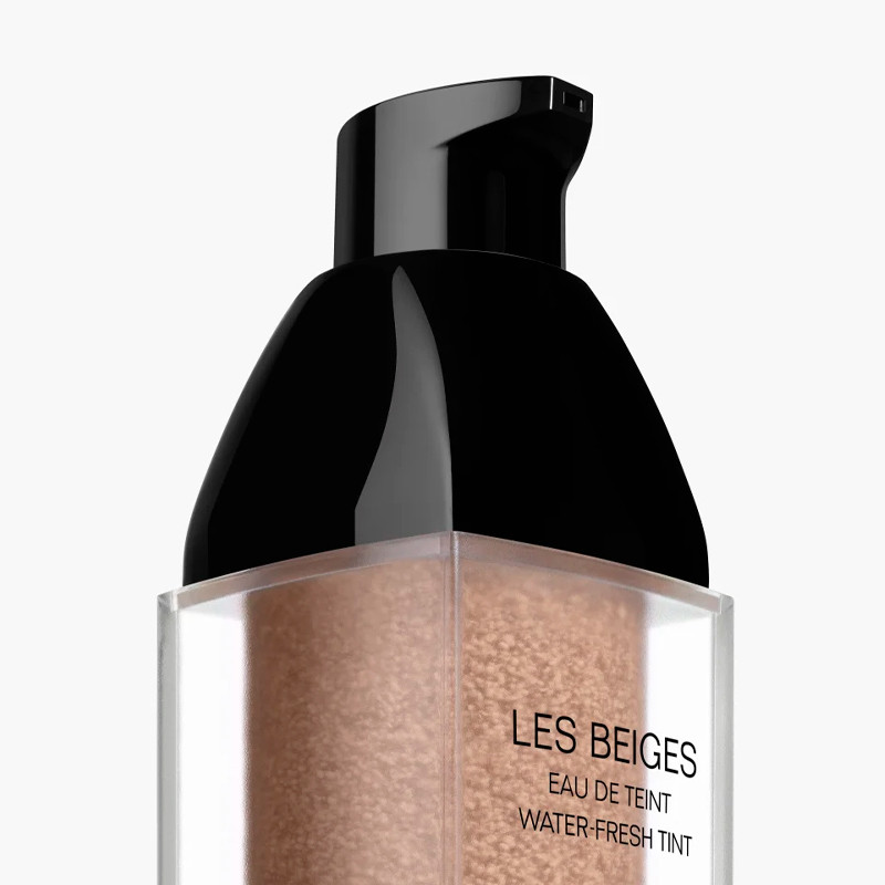 frisches-make-up-wasser-mit-mikropigmentblasen-nackte-haut-effekt-naturlicher-und-strahlend-guter-gesichtseffekt