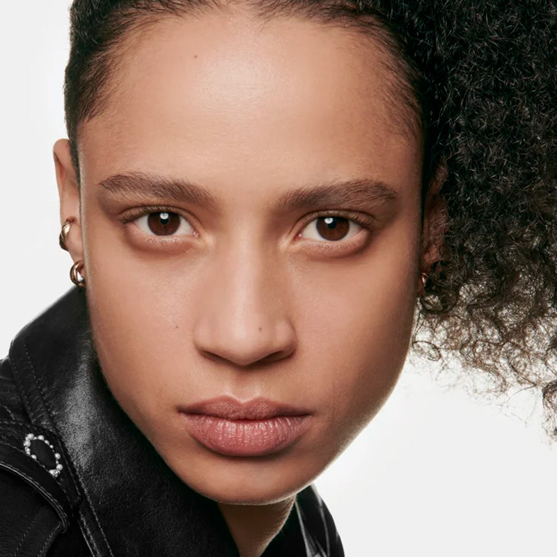 vers-make-upwater-met-microbellen-van-pigmenten-blote-huid-effect-natuurlijk-en-helder-goede-gezichtseffect