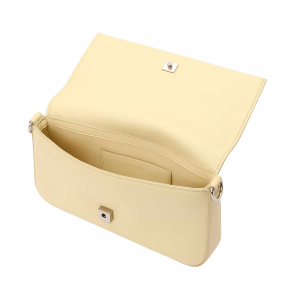 borsa-a-tracolla-con-patta-scolpita