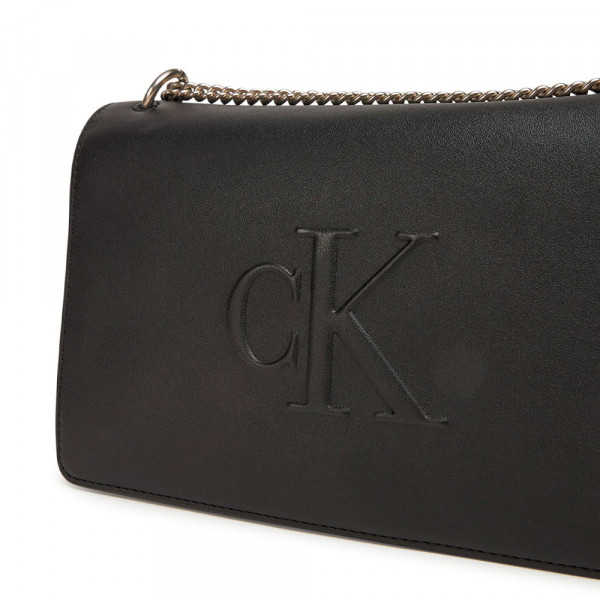 sculpted-flap-chain-bag