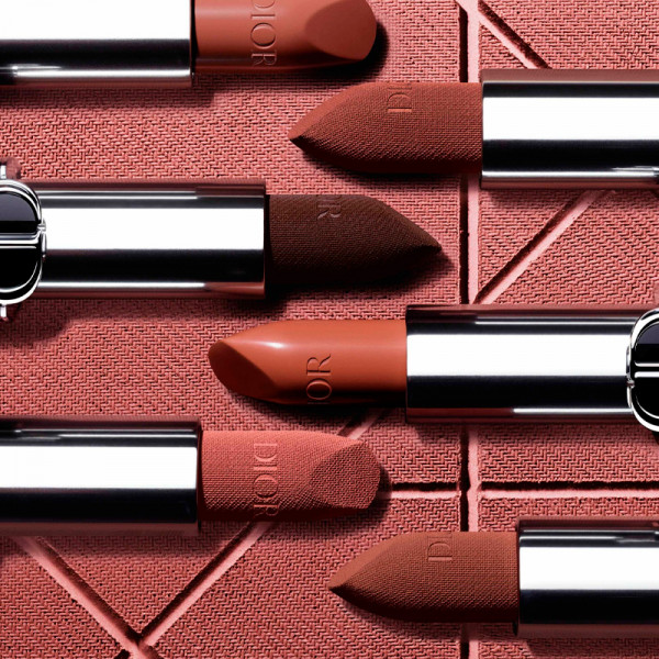 barra-de-labios-color-couture-acabados-aterciopelado-tratamiento-floral-hidratante-larga-duracion