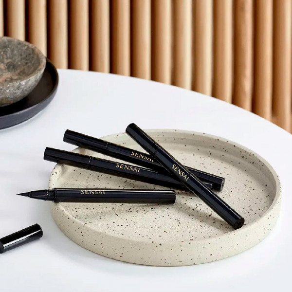 designing-liquid-eyeliner-liquid-eyeliner