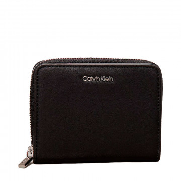 cartera-con-cremallera-en-el-contorno