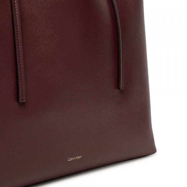 sac-fourre-tout-avec-logo-en-aluminium