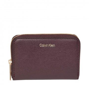 cartera-cuadrada-con-cremallera-y-logo-en-lamina-metalica